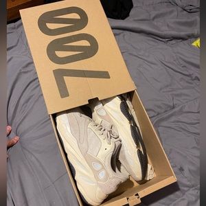 Yeezy 700 analog size 10